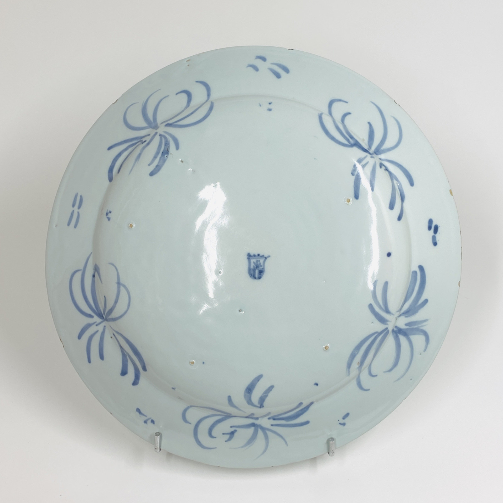 Savone - Grand plat à décor de paysage en camaïeu bleu - Vers 1700