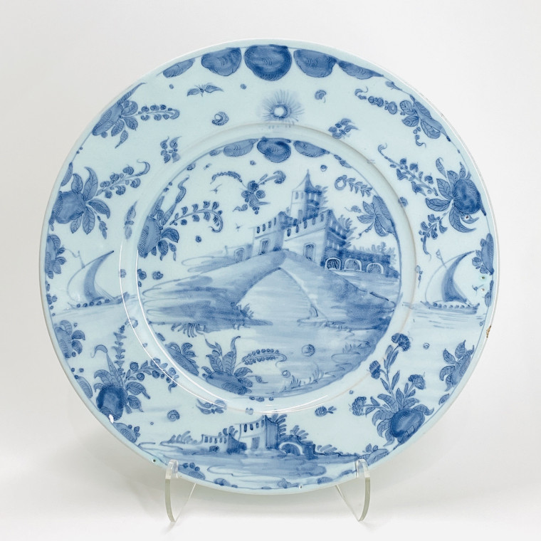 Savone – Grand plat à décor d'un pont devant un château – Vers 1700