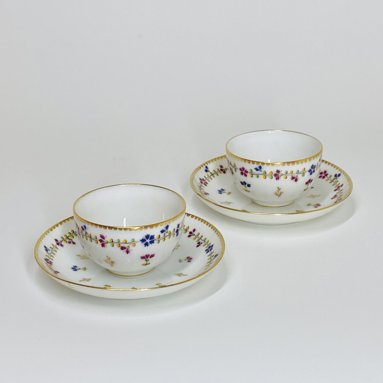 Nyon - Paire de tasses à décor aux barbeaux - XVIIIe siècle