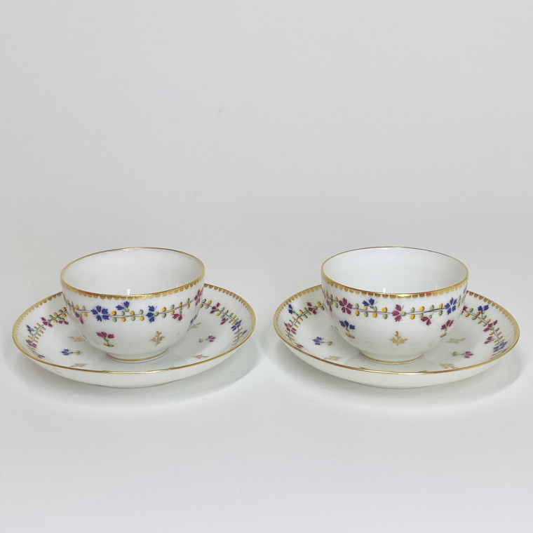 Nyon - Paire de tasses à décor aux barbeaux - XVIIIe siècle