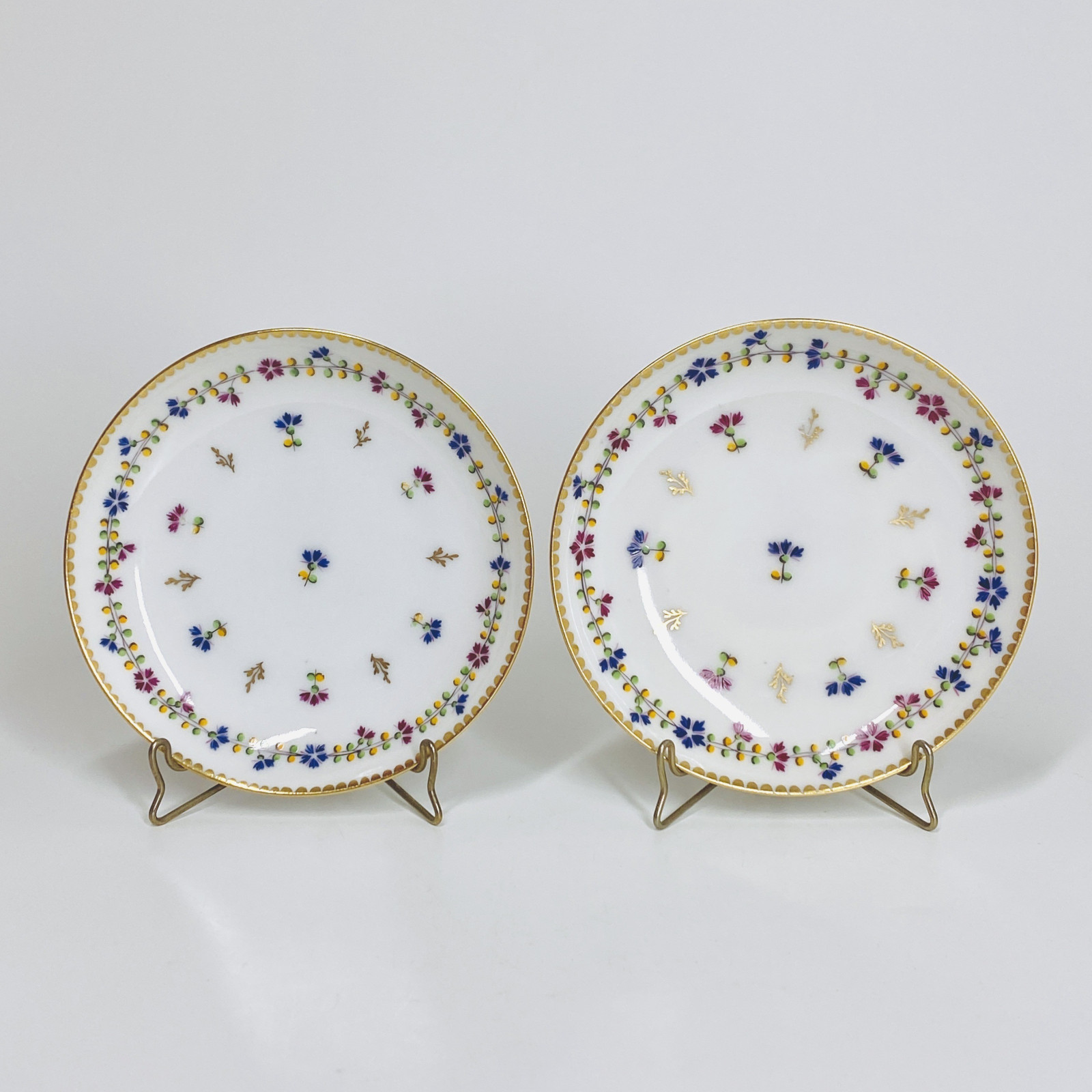 Nyon - Paire de tasses à décor aux barbeaux - XVIIIe siècle