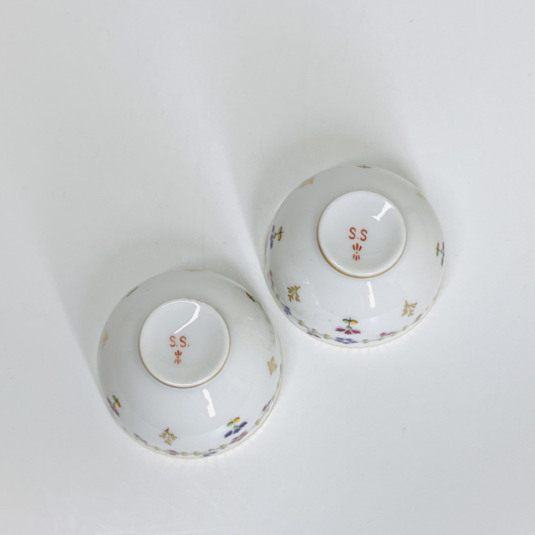 Nyon - Paire de tasses à décor aux barbeaux - XVIIIe siècle
