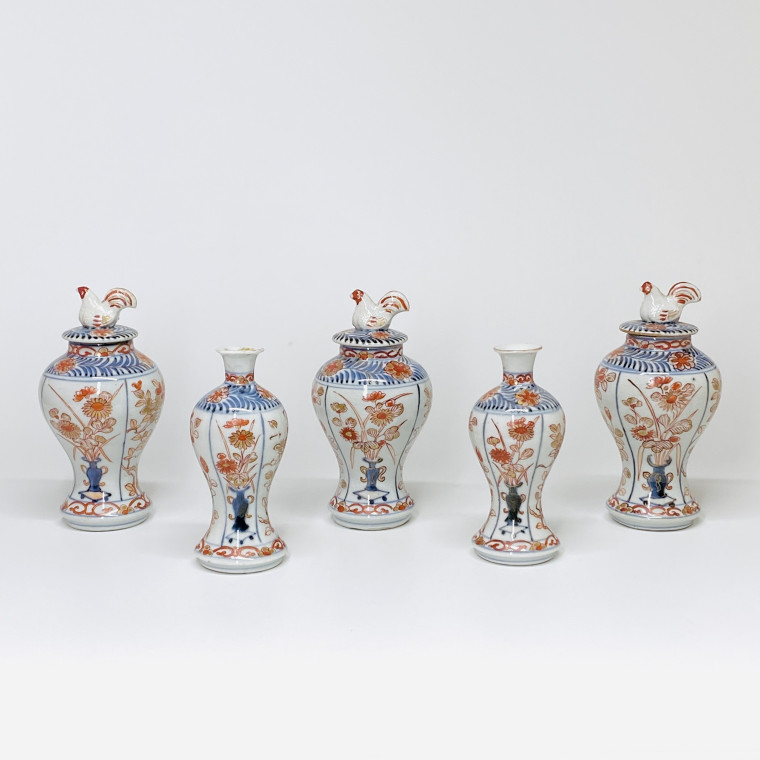 Garniture en porcelaine du Japon à décor Imari - Arita - Début du XVIIIe siècle