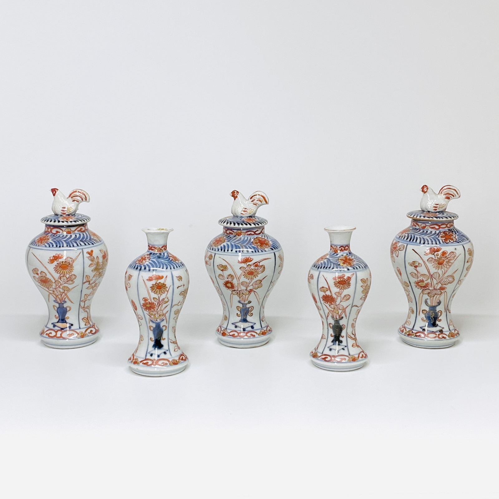 Garniture en porcelaine du Japon à décor Imari - Arita - Début du XVIIIe siècle