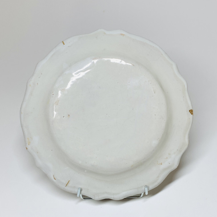 Assiette en faïence de Lyon à décor de grotesques - XVIIIe siècle