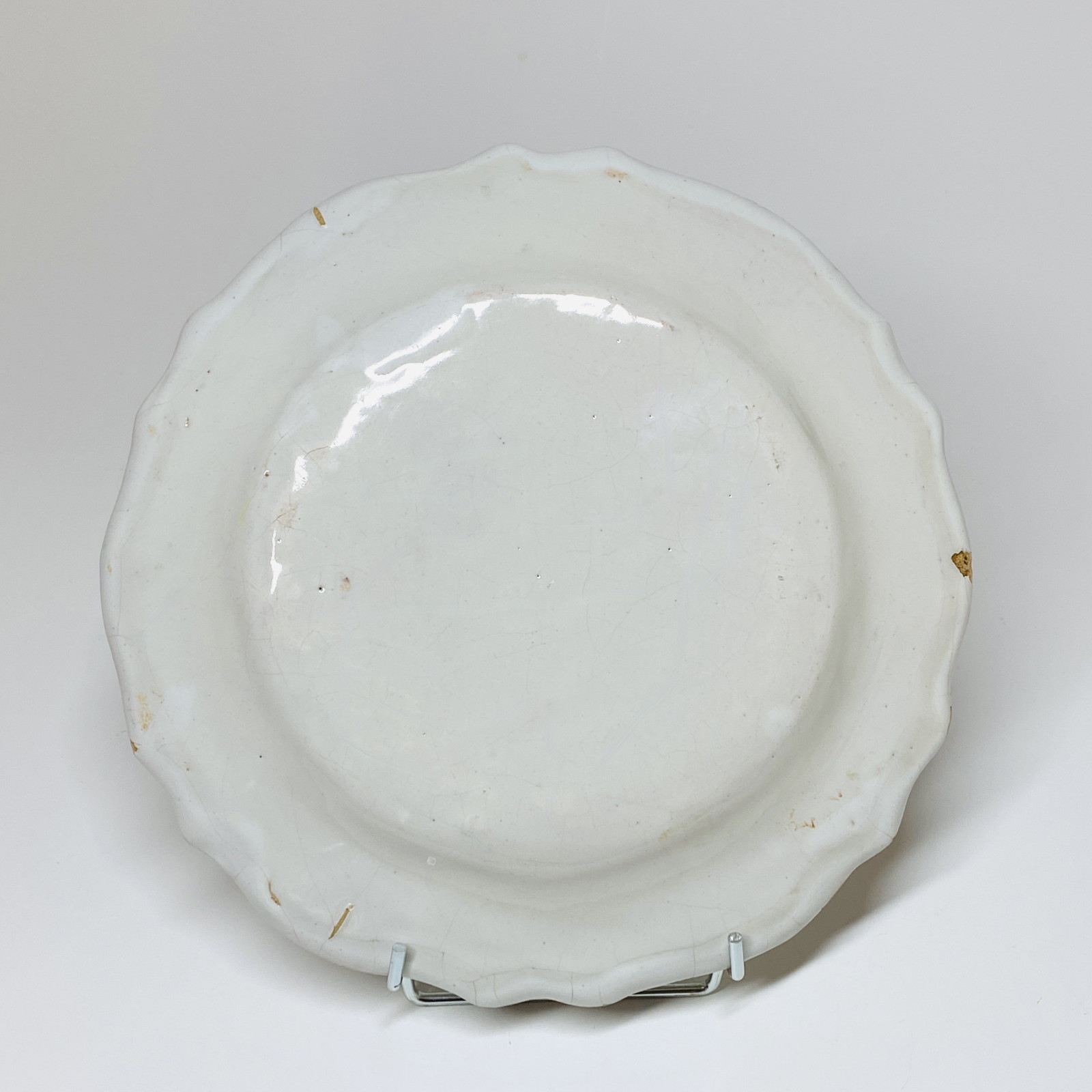 Earthenware plate from Lyon decorated with grotesques - Eighteenth century