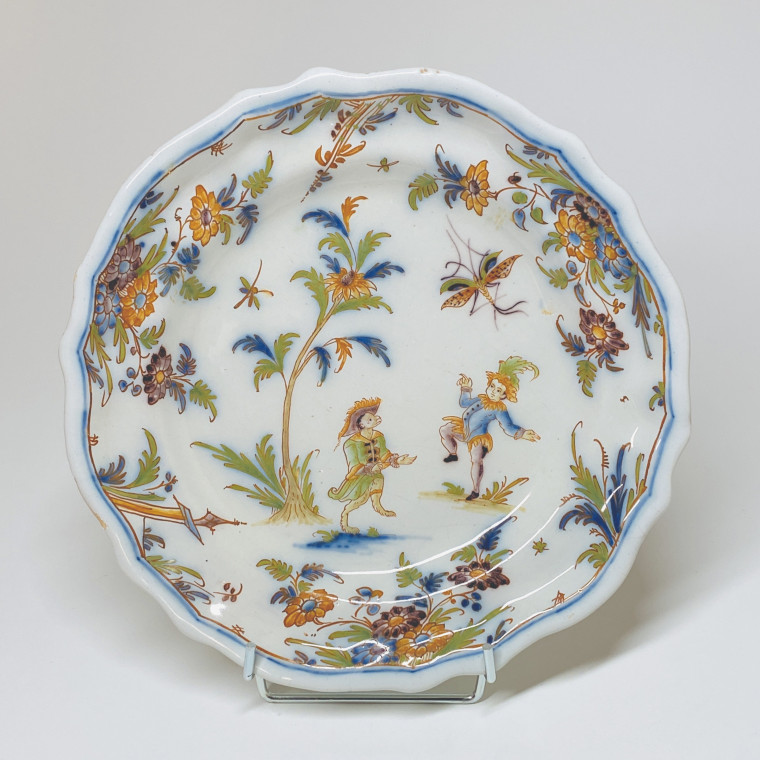 Assiette en faïence de Lyon à décor de grotesques - XVIIIe siècle