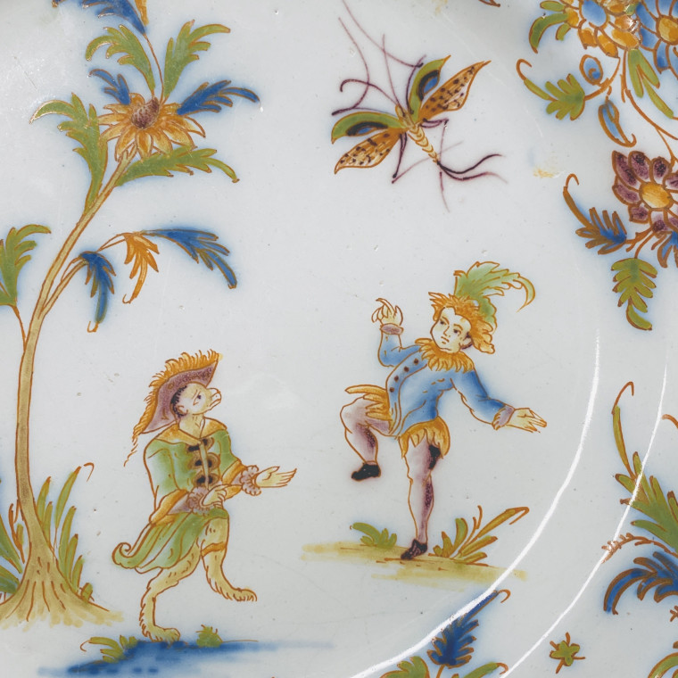 Assiette en faïence de Lyon à décor de grotesques - XVIIIe siècle