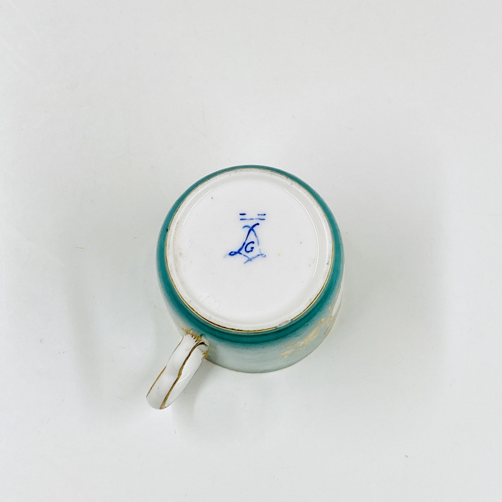 Tasse en porcelaine tendre de Sèvres à fond vert - XVIIIe siècle