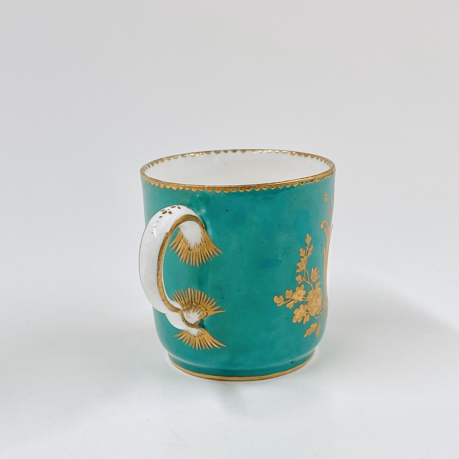 Tasse en porcelaine tendre de Sèvres à fond vert - XVIIIe siècle